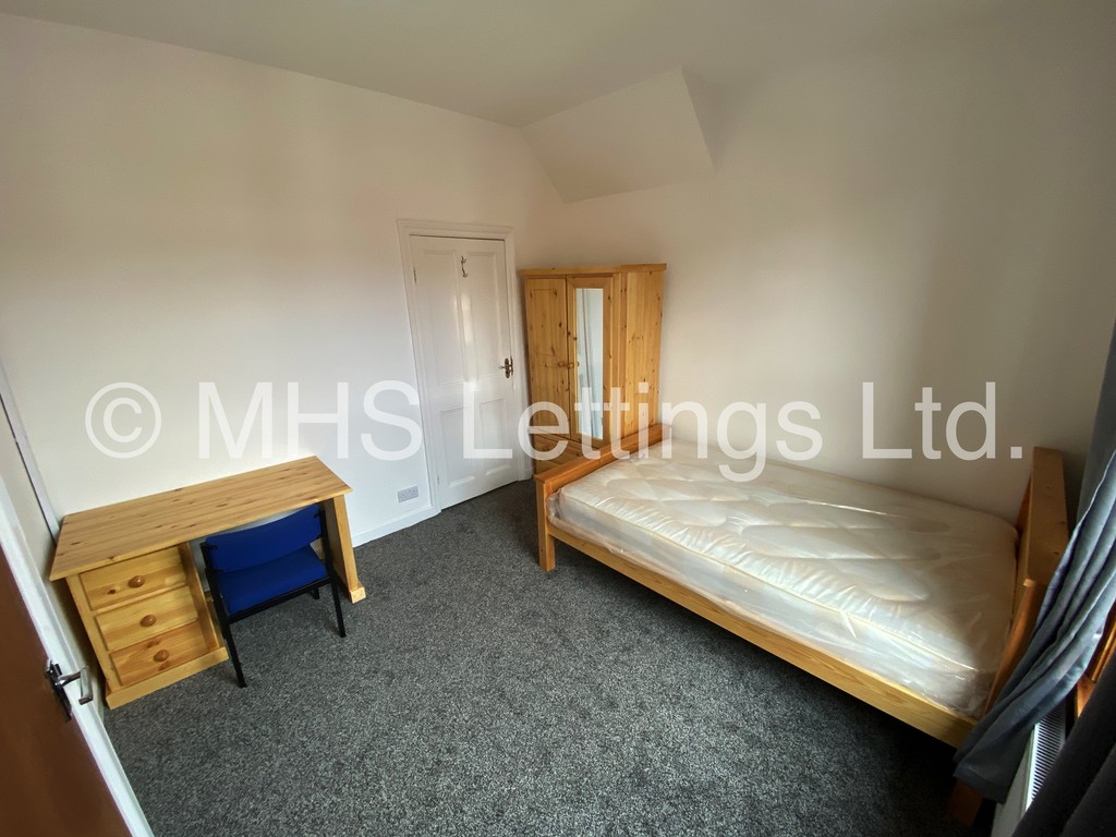 Photo of 6 Bedroom Mid Terraced House in 15 Brudenell View, Leeds, LS6 1HG