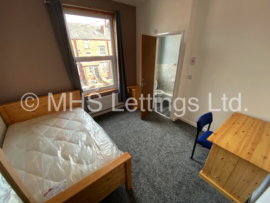 Photo of 6 Bedroom Mid Terraced House in 15 Brudenell View, Leeds, LS6 1HG