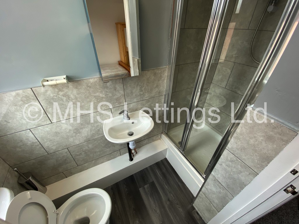 Photo of 6 Bedroom Mid Terraced House in 15 Brudenell View, Leeds, LS6 1HG
