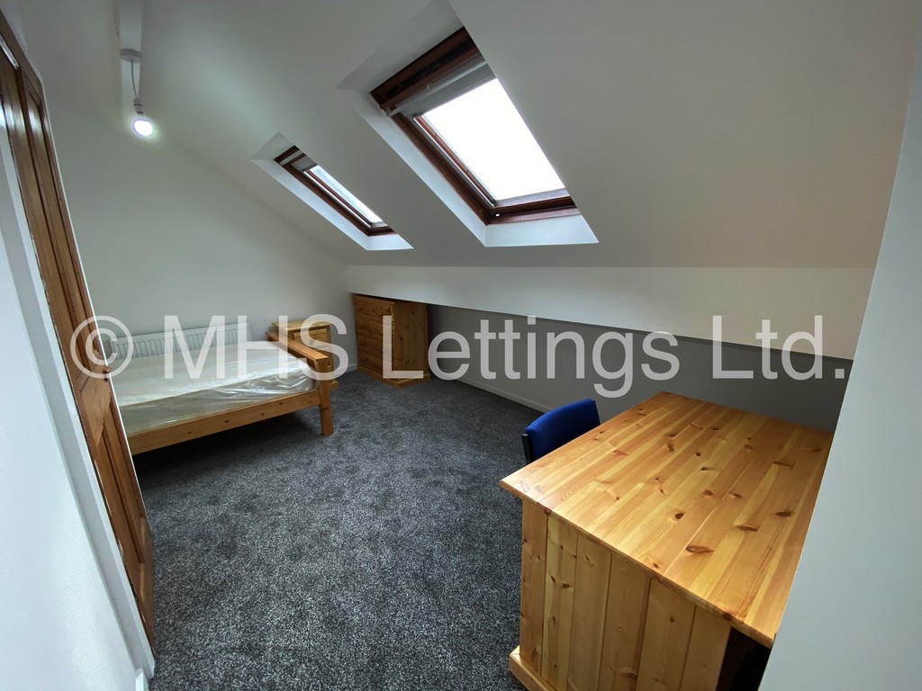 Photo of 6 Bedroom Mid Terraced House in 15 Brudenell View, Leeds, LS6 1HG