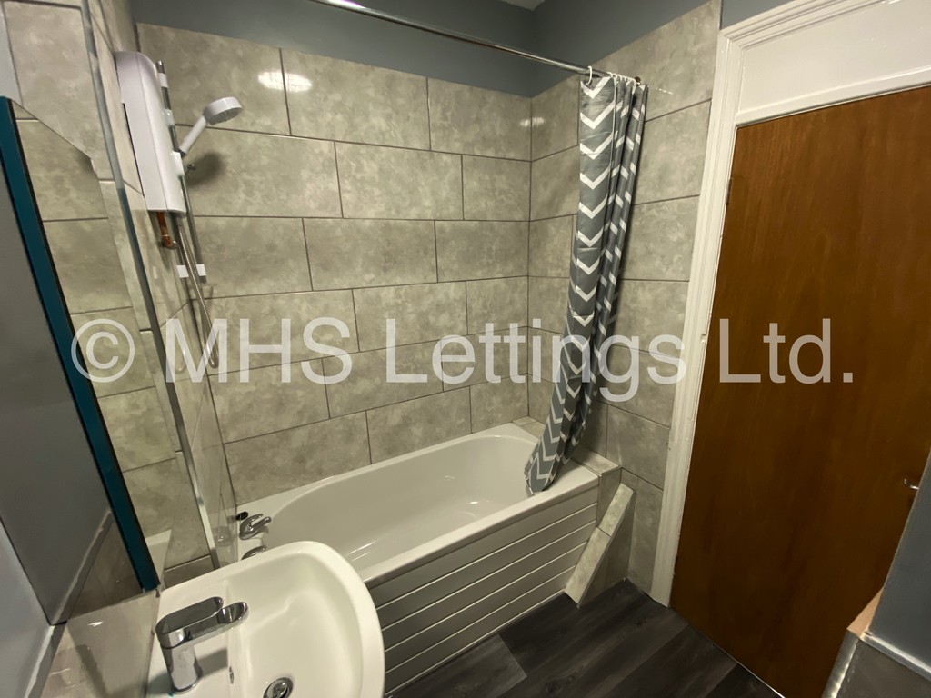 Photo of 6 Bedroom Mid Terraced House in 15 Brudenell View, Leeds, LS6 1HG