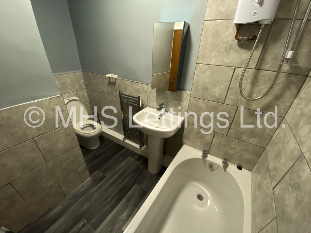Photo of 6 Bedroom Mid Terraced House in 15 Brudenell View, Leeds, LS6 1HG