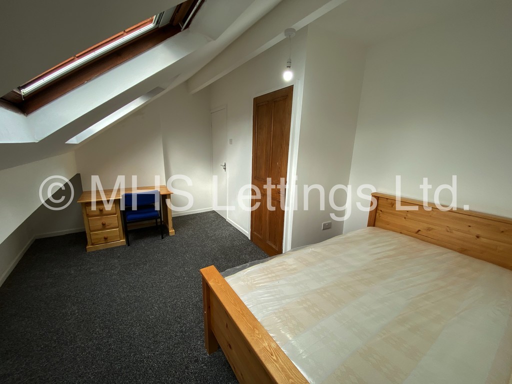 Photo of 6 Bedroom Mid Terraced House in 15 Brudenell View, Leeds, LS6 1HG