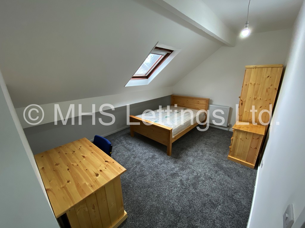 Photo of 6 Bedroom Mid Terraced House in 15 Brudenell View, Leeds, LS6 1HG