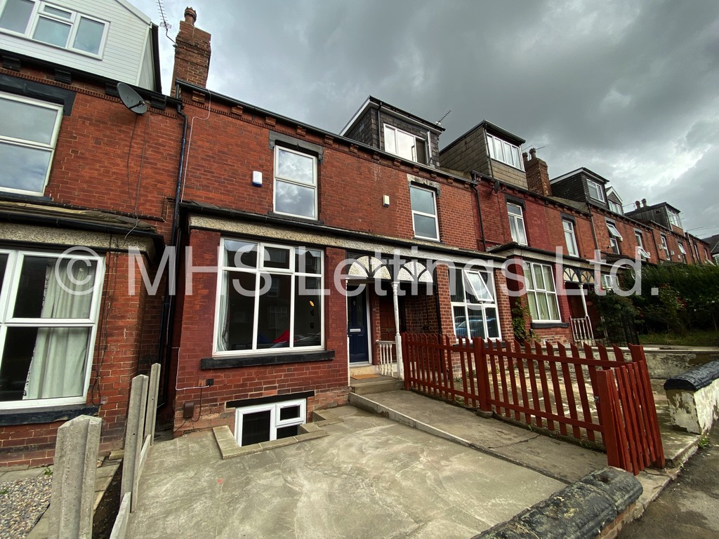 Photo of 6 Bedroom Mid Terraced House in 15 Brudenell View, Leeds, LS6 1HG