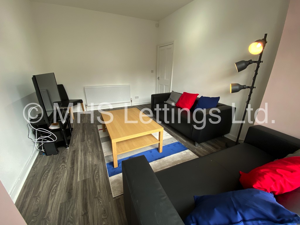 Photo of 6 Bedroom Mid Terraced House in 15 Brudenell View, Leeds, LS6 1HG