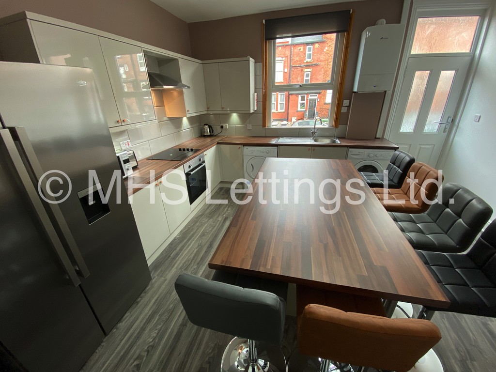 Photo of 6 Bedroom Mid Terraced House in 15 Brudenell View, Leeds, LS6 1HG