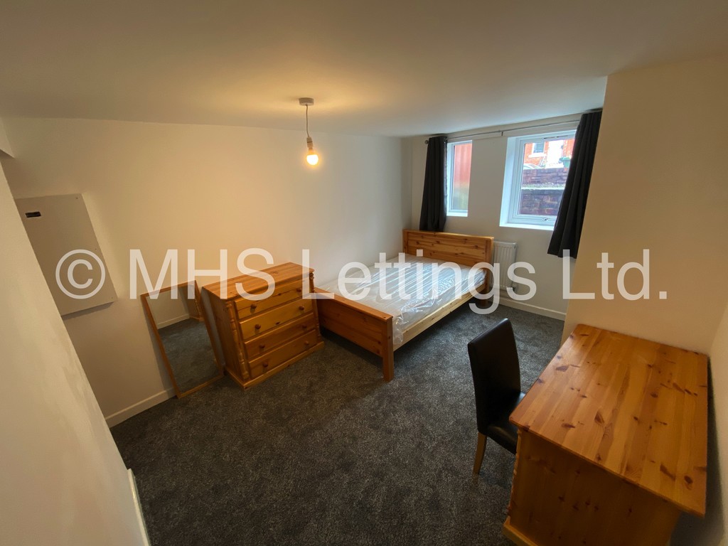Photo of 6 Bedroom Mid Terraced House in 15 Brudenell View, Leeds, LS6 1HG