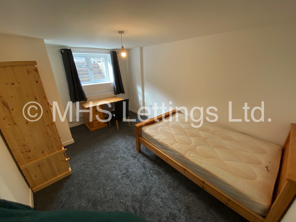 Photo of 6 Bedroom Mid Terraced House in 15 Brudenell View, Leeds, LS6 1HG