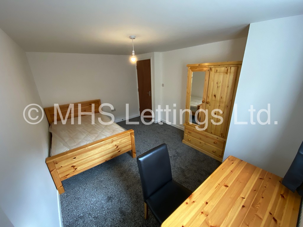 Photo of 6 Bedroom Mid Terraced House in 15 Brudenell View, Leeds, LS6 1HG