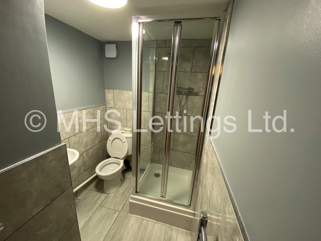 Photo of 6 Bedroom Mid Terraced House in 15 Brudenell View, Leeds, LS6 1HG