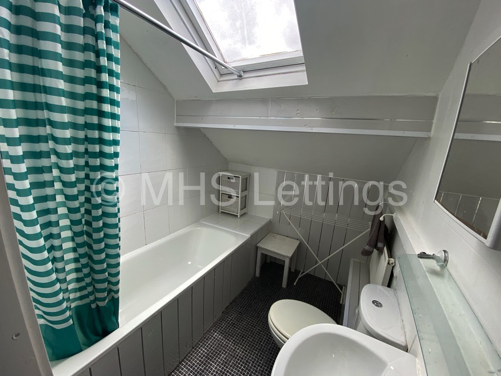 Photo of 3 Bedroom Mid Terraced House in 18 Brudenell Street, Leeds, LS6 1HJ