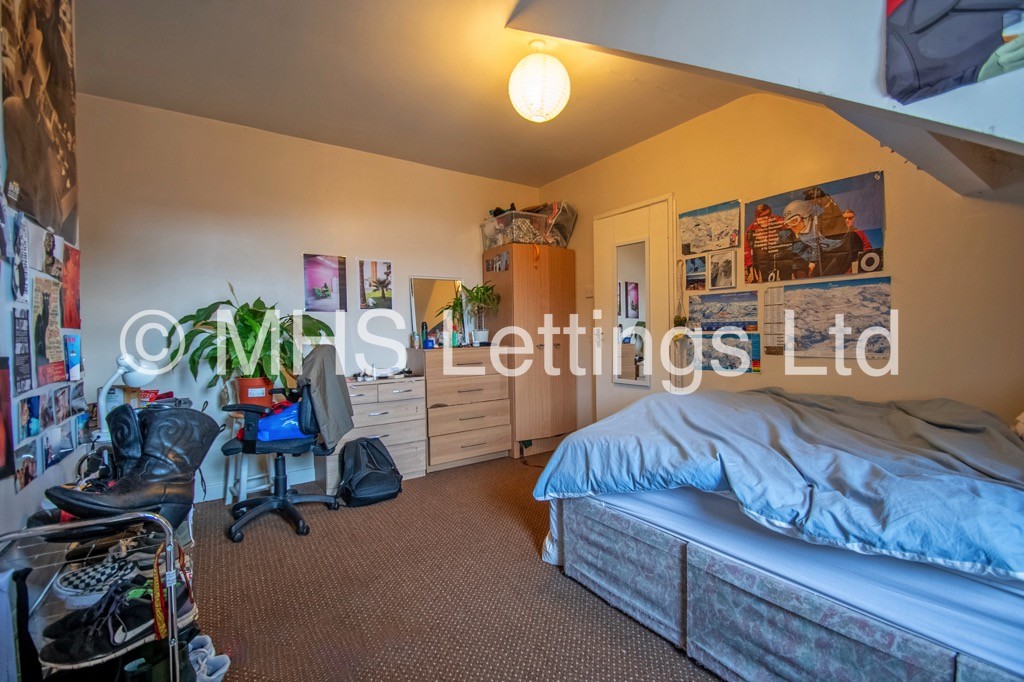 Photo of 3 Bedroom Mid Terraced House in 18 Brudenell Street, Leeds, LS6 1HJ