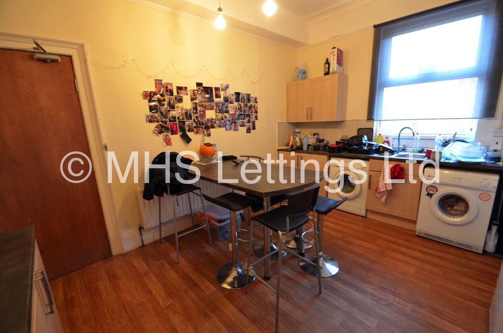 Photo of 8 Bedroom Mid Terraced House in 19 Hyde Park Terrace, Leeds, LS6 1BJ
