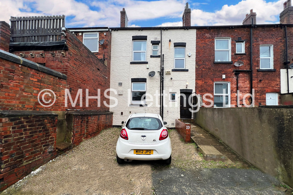 Photo of 8 Bedroom Mid Terraced House in 19 Hyde Park Terrace, Leeds, LS6 1BJ