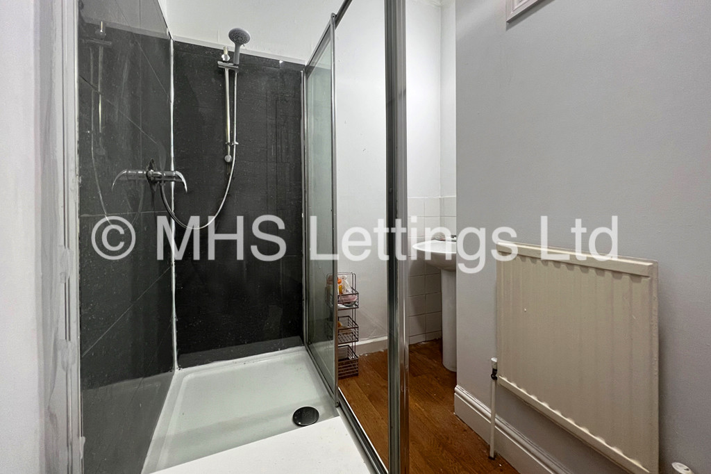 Photo of 8 Bedroom Mid Terraced House in 19 Hyde Park Terrace, Leeds, LS6 1BJ
