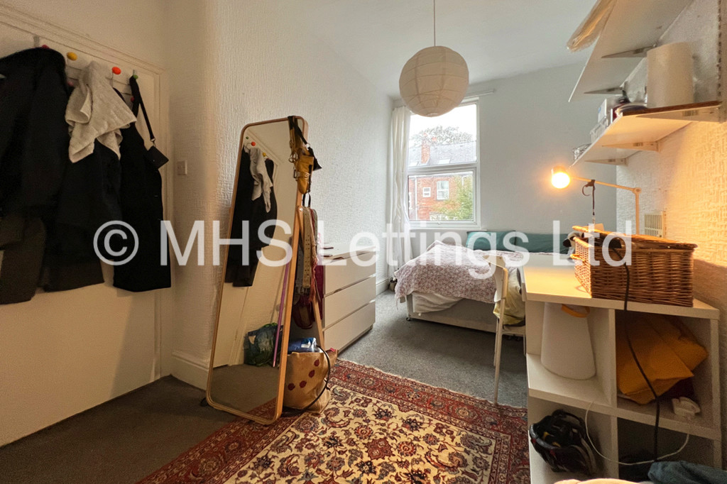 Photo of 8 Bedroom Mid Terraced House in 19 Hyde Park Terrace, Leeds, LS6 1BJ