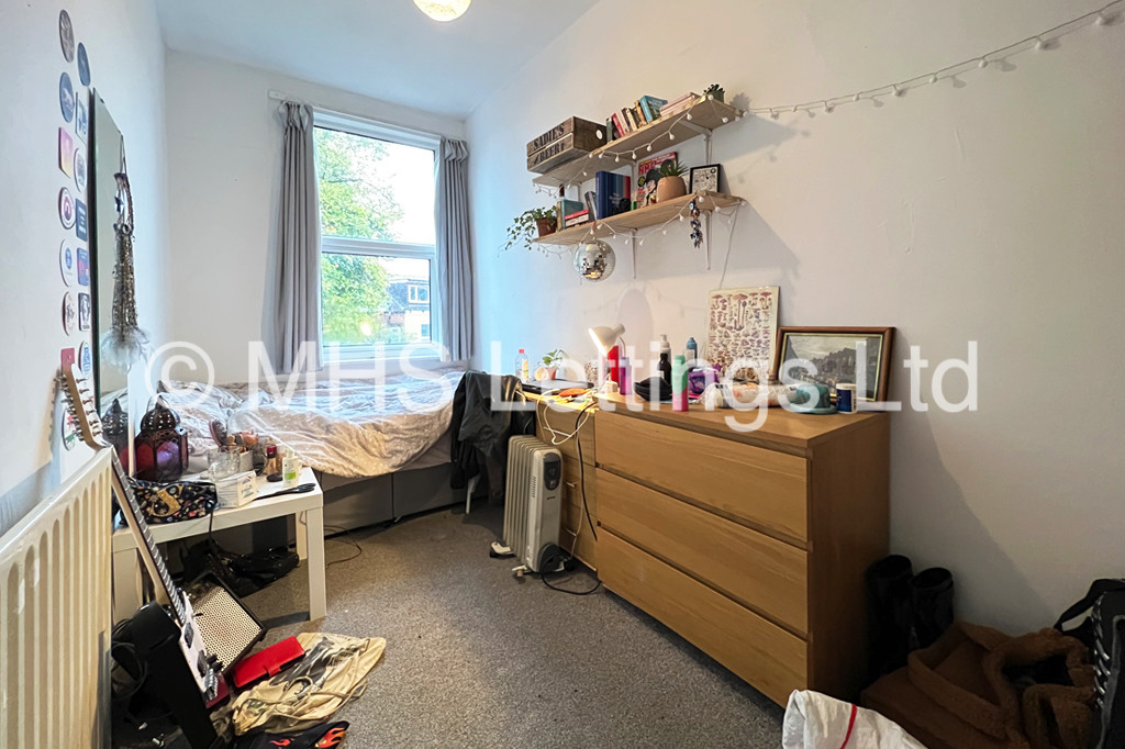 Photo of 8 Bedroom Mid Terraced House in 19 Hyde Park Terrace, Leeds, LS6 1BJ