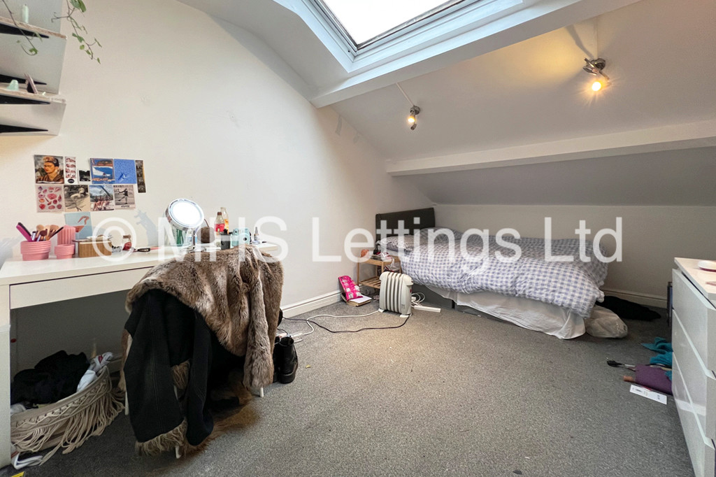 Photo of 8 Bedroom Mid Terraced House in 19 Hyde Park Terrace, Leeds, LS6 1BJ