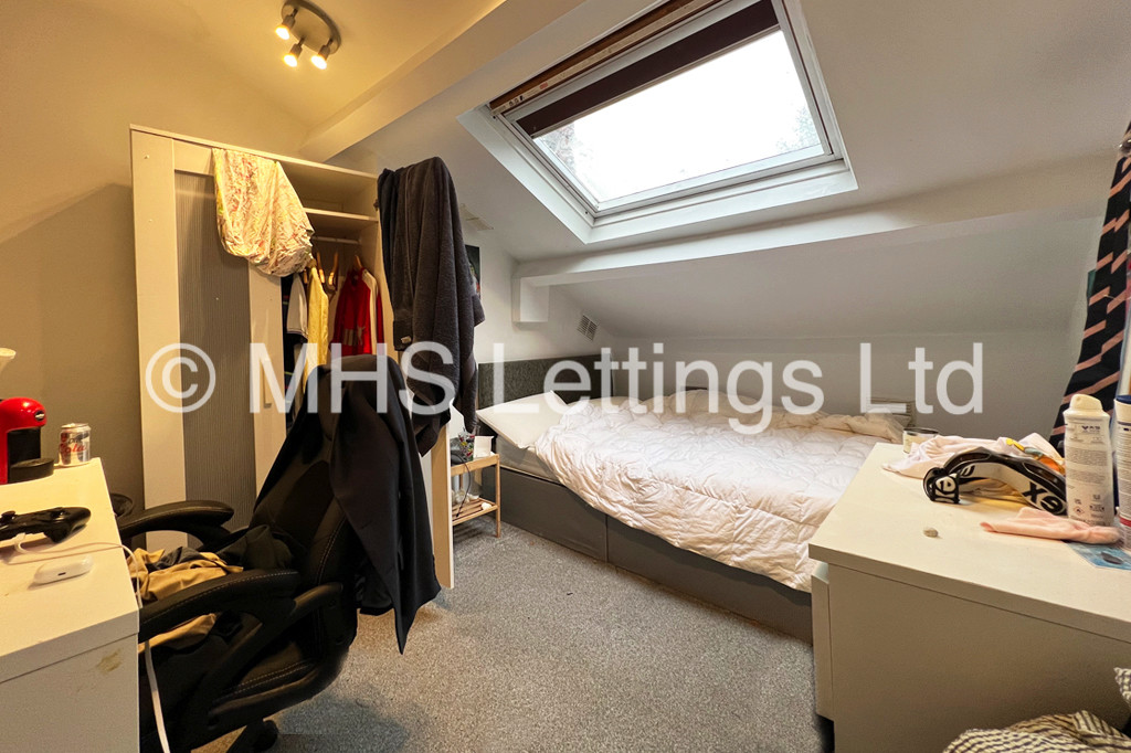 Photo of 8 Bedroom Mid Terraced House in 19 Hyde Park Terrace, Leeds, LS6 1BJ