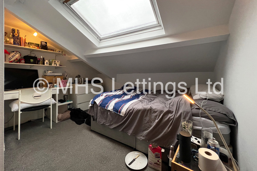 Photo of 8 Bedroom Mid Terraced House in 19 Hyde Park Terrace, Leeds, LS6 1BJ
