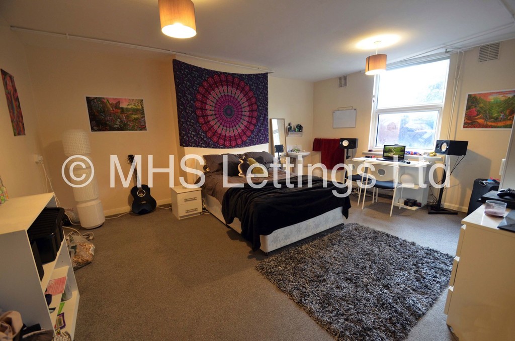 Photo of 8 Bedroom Mid Terraced House in 19 Hyde Park Terrace, Leeds, LS6 1BJ