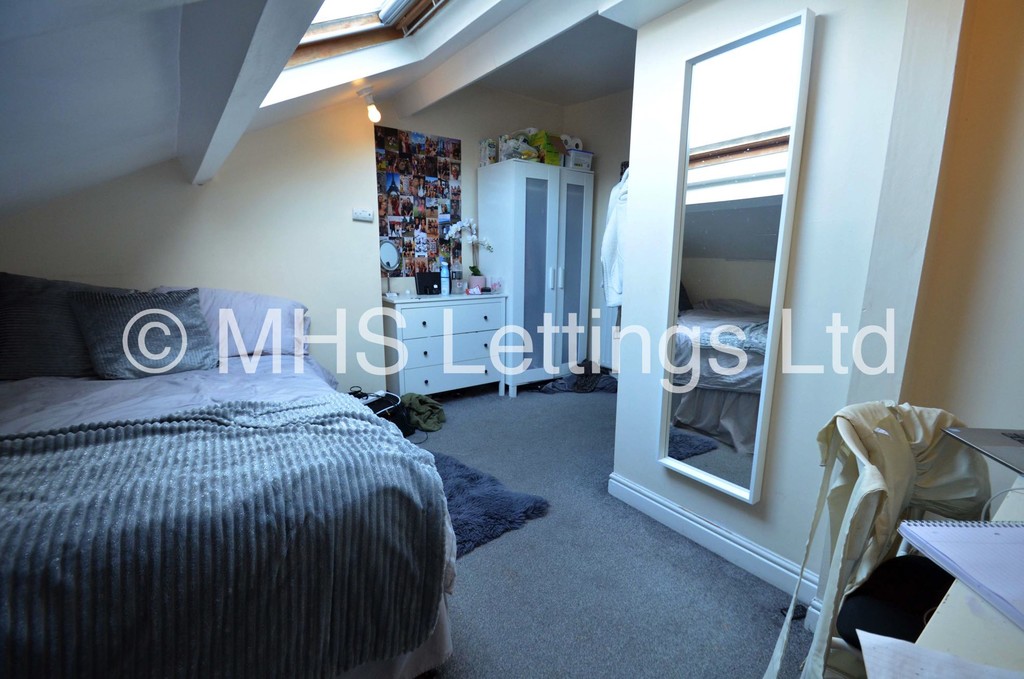 Photo of 8 Bedroom Mid Terraced House in 19 Hyde Park Terrace, Leeds, LS6 1BJ