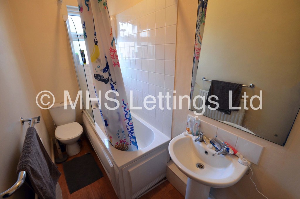 Photo of 8 Bedroom Mid Terraced House in 19 Hyde Park Terrace, Leeds, LS6 1BJ