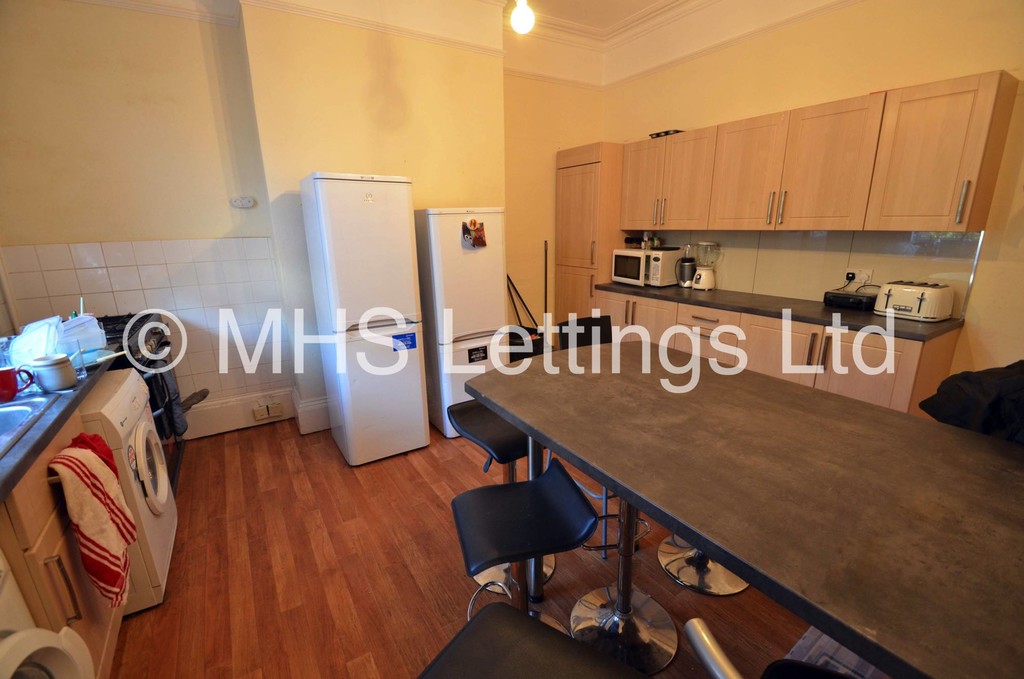 Photo of 8 Bedroom Mid Terraced House in 19 Hyde Park Terrace, Leeds, LS6 1BJ