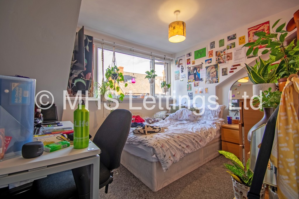 Photo of 5 Bedroom Mid Terraced House in 96 Royal Park Road, Leeds, LS6 1JJ