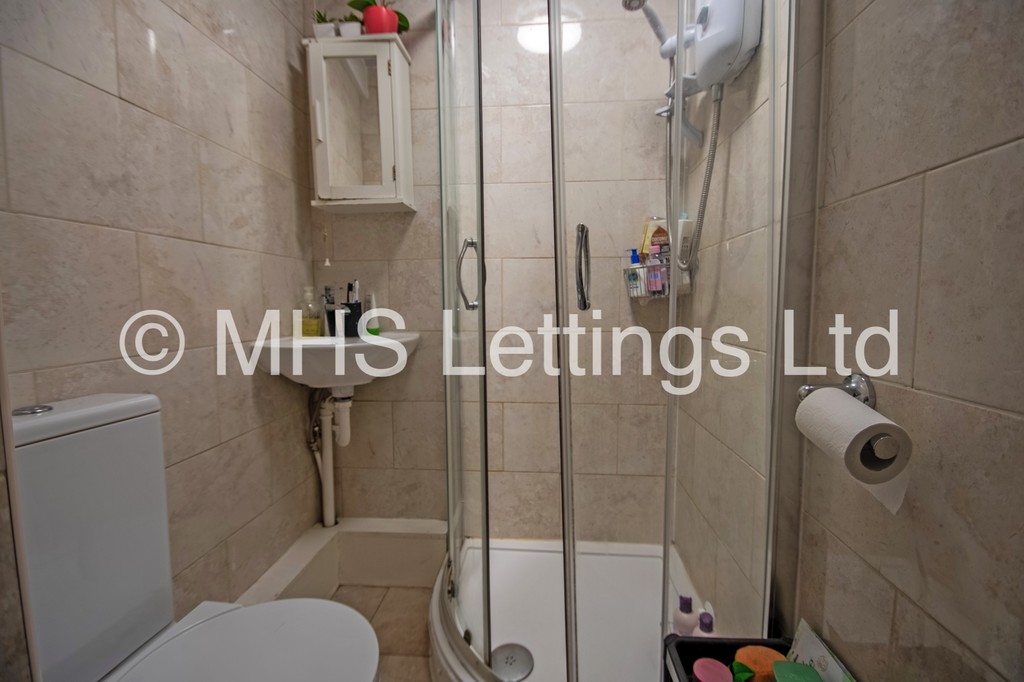 Photo of 5 Bedroom Mid Terraced House in 96 Royal Park Road, Leeds, LS6 1JJ