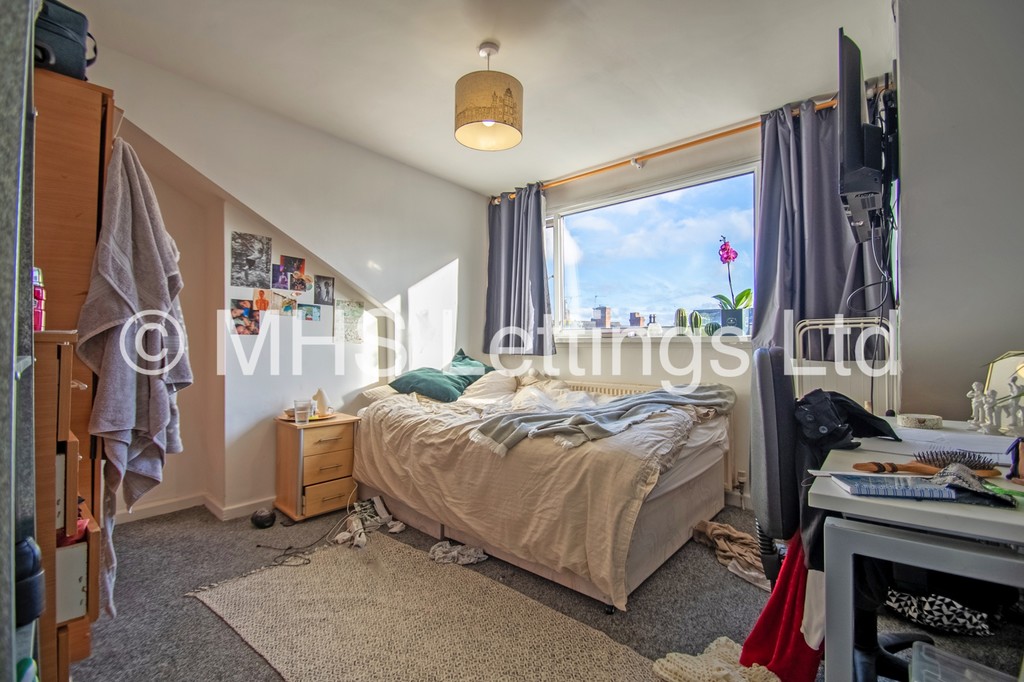 Photo of 5 Bedroom Mid Terraced House in 96 Royal Park Road, Leeds, LS6 1JJ