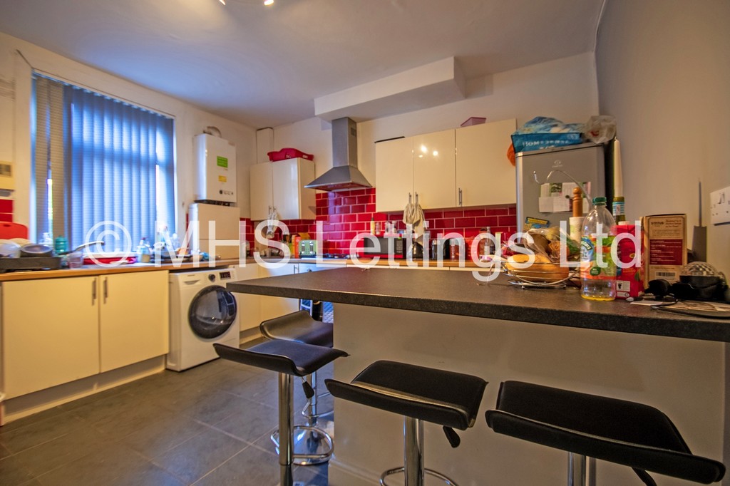 Photo of 5 Bedroom Mid Terraced House in 96 Royal Park Road, Leeds, LS6 1JJ