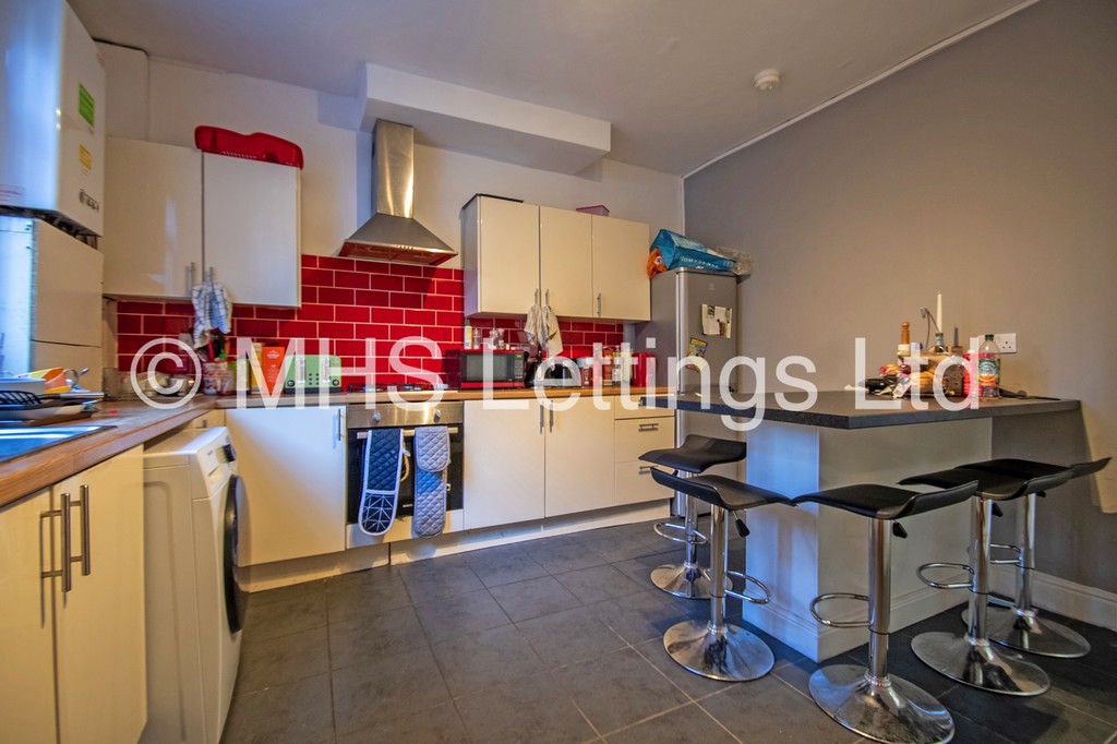 Photo of 5 Bedroom Mid Terraced House in 96 Royal Park Road, Leeds, LS6 1JJ