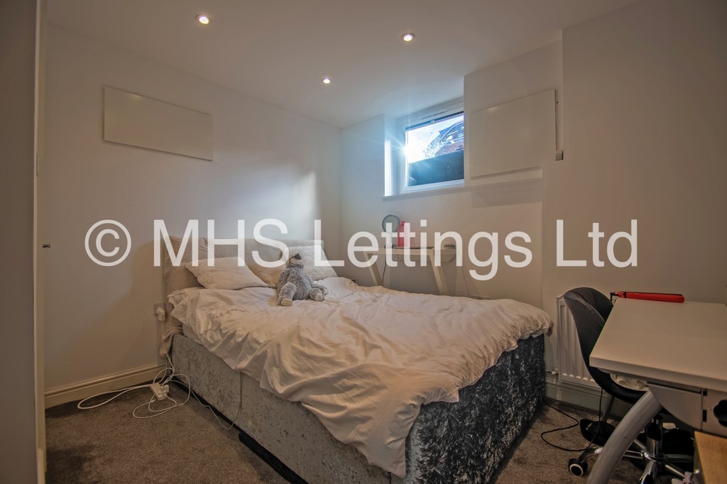 Photo of 5 Bedroom Mid Terraced House in 96 Royal Park Road, Leeds, LS6 1JJ