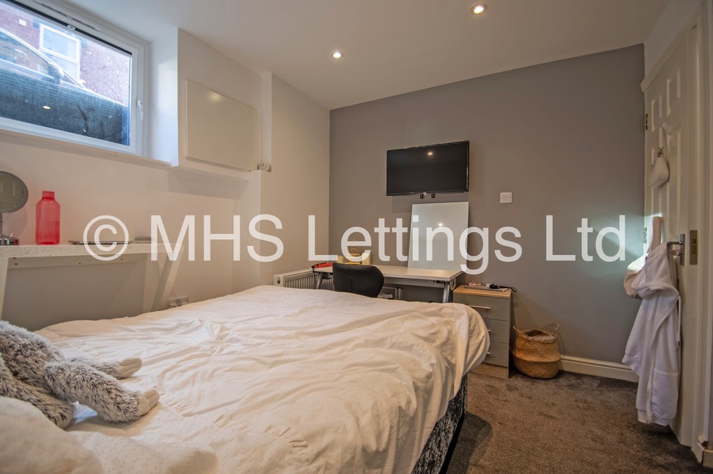 Photo of 5 Bedroom Mid Terraced House in 96 Royal Park Road, Leeds, LS6 1JJ