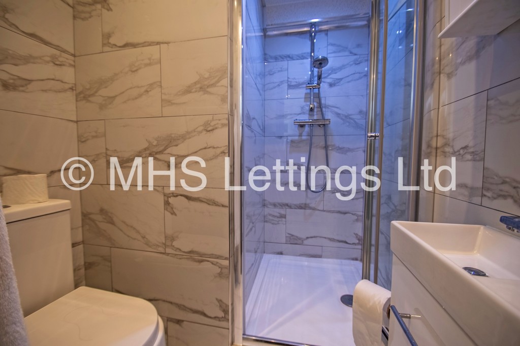 Photo of 5 Bedroom Mid Terraced House in 96 Royal Park Road, Leeds, LS6 1JJ