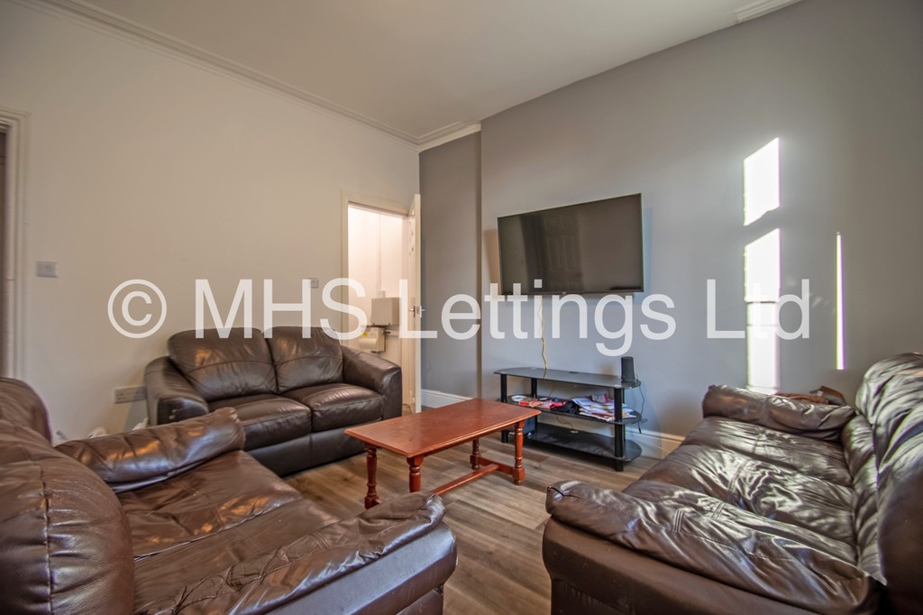Photo of 5 Bedroom Mid Terraced House in 96 Royal Park Road, Leeds, LS6 1JJ