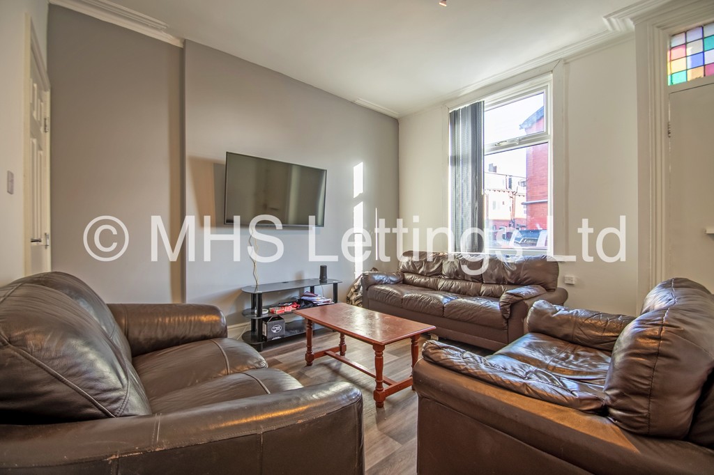 Photo of 5 Bedroom Mid Terraced House in 96 Royal Park Road, Leeds, LS6 1JJ