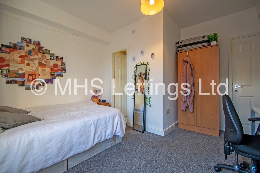 Photo of 5 Bedroom Mid Terraced House in 96 Royal Park Road, Leeds, LS6 1JJ