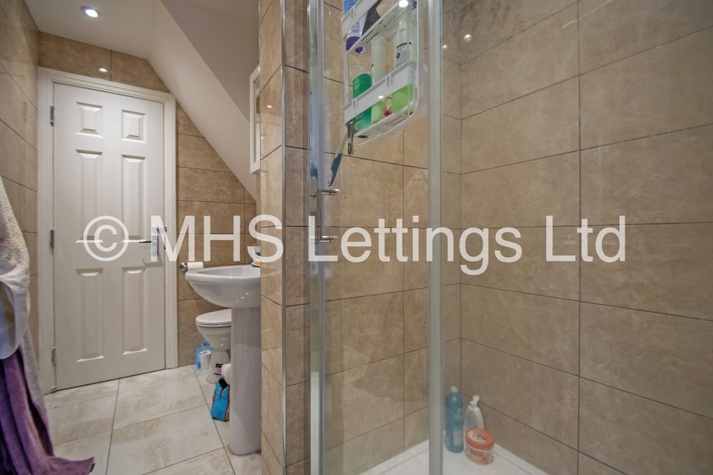 Photo of 5 Bedroom Mid Terraced House in 96 Royal Park Road, Leeds, LS6 1JJ