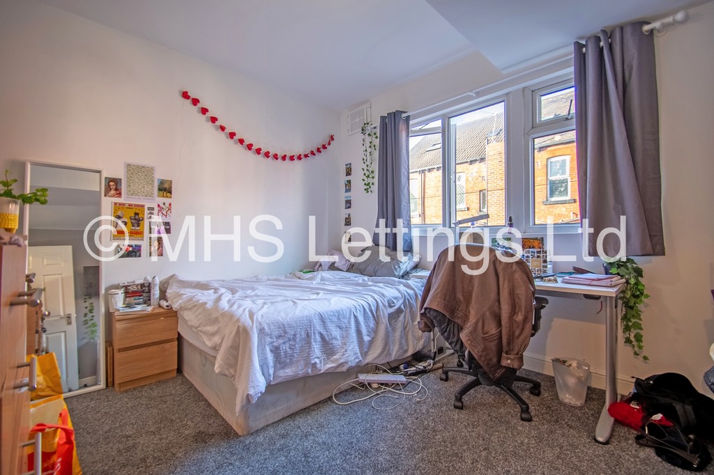 Photo of 5 Bedroom Mid Terraced House in 96 Royal Park Road, Leeds, LS6 1JJ