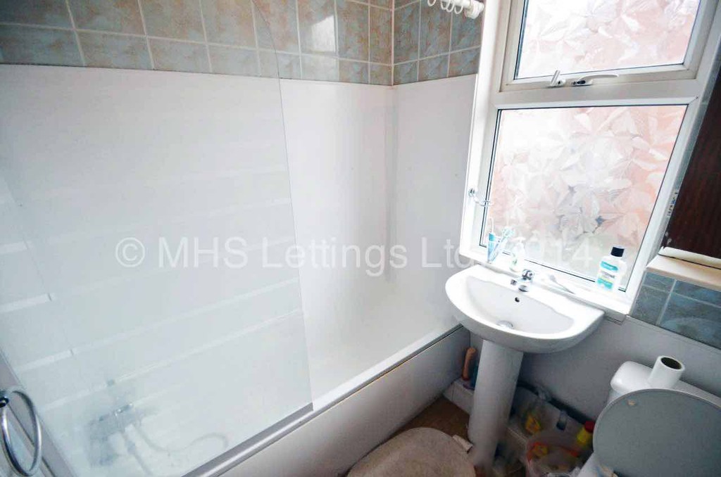 Photo of 14 Bedroom Mid Terraced House in 47-49 Richmond Avenue, Leeds, LS6 1DB