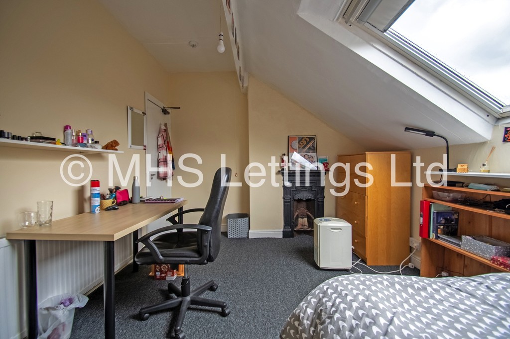 Photo of 7 Bedroom Mid Terraced House in 75 Richmond Avenue, Leeds, LS6 1DB