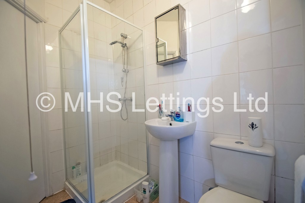 Photo of 7 Bedroom Mid Terraced House in 75 Richmond Avenue, Leeds, LS6 1DB