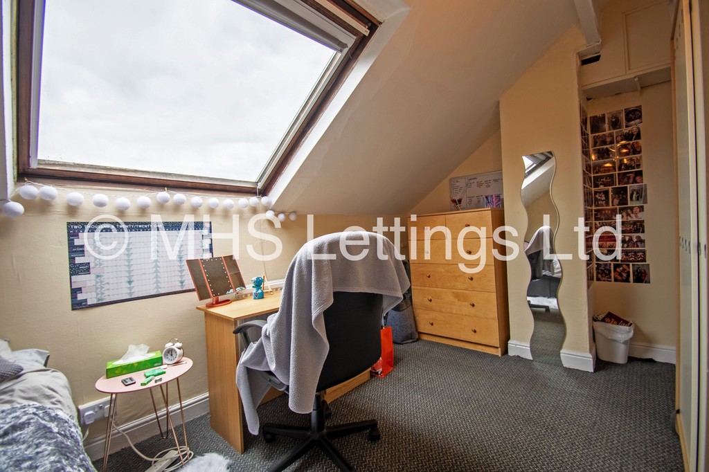 Photo of 7 Bedroom Mid Terraced House in 75 Richmond Avenue, Leeds, LS6 1DB