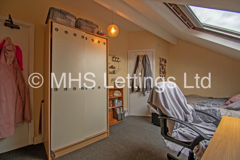 Photo of 7 Bedroom Mid Terraced House in 75 Richmond Avenue, Leeds, LS6 1DB
