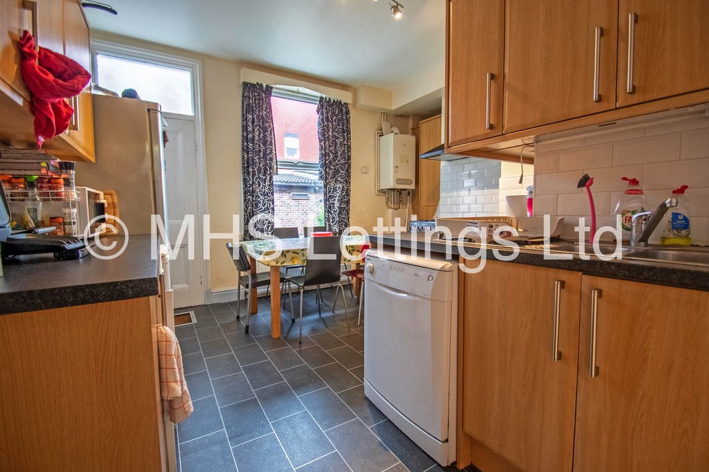 Photo of 7 Bedroom Mid Terraced House in 75 Richmond Avenue, Leeds, LS6 1DB