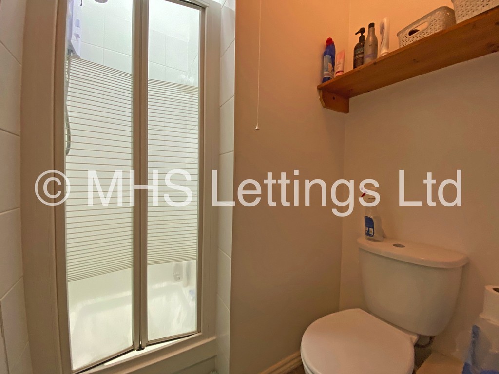 Photo of 7 Bedroom Mid Terraced House in 75 Richmond Avenue, Leeds, LS6 1DB