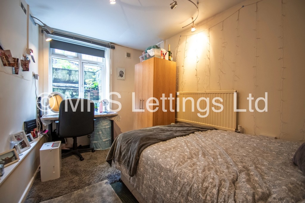 Photo of 7 Bedroom Mid Terraced House in 75 Richmond Avenue, Leeds, LS6 1DB
